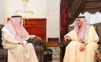 أمير تبوك يزور الشيخ أحمد الخريصي في منزله
